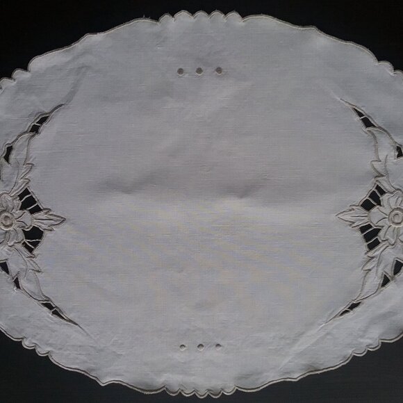 Open Cutwork Doilies Set of Two Vintage Machine Embroidered Ecru/Beige Linen Tab - Picture 6 of 12